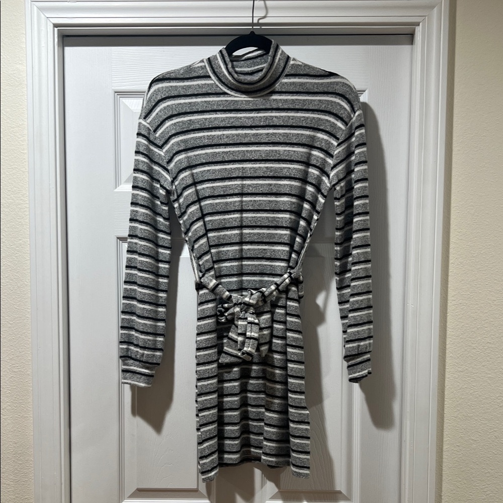 Topshop Gray and Black Knit Turtleneck. Like Brand New Condition.